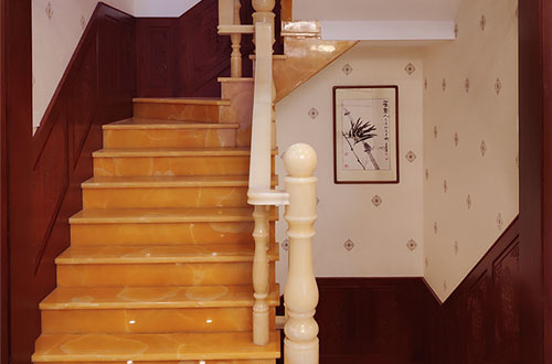 轮台中式别墅室内汉白玉石楼梯的定制安装装饰效果